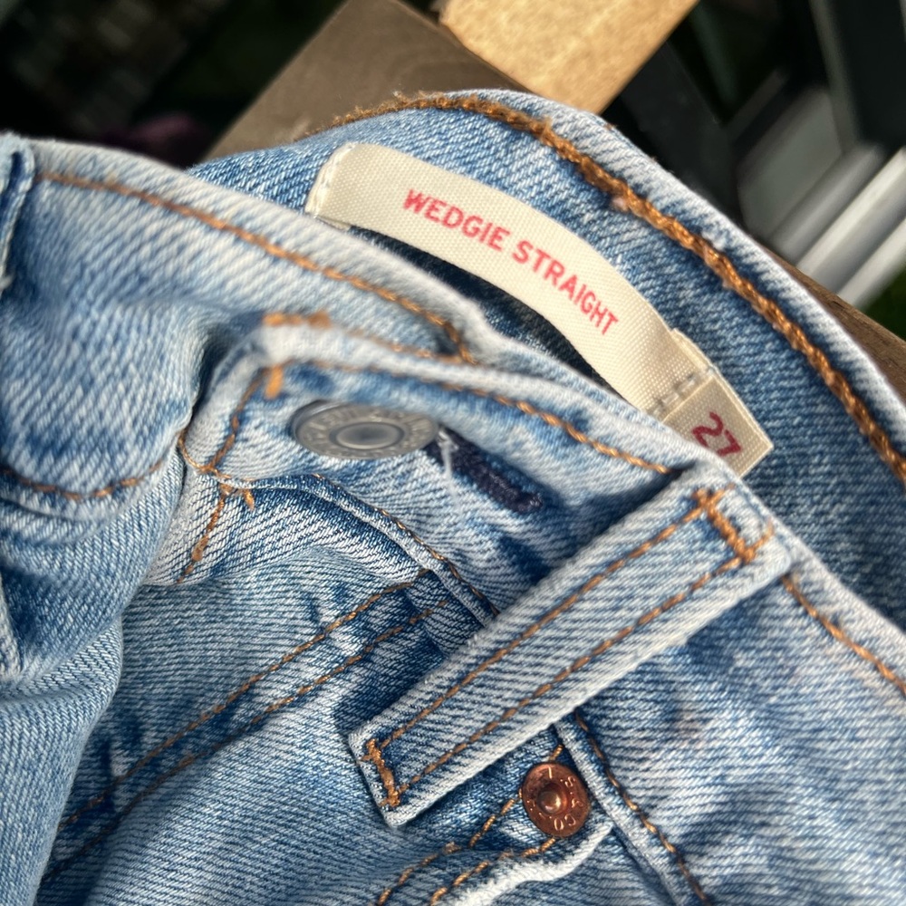 Levi’s size 27 straight wedgie jeans